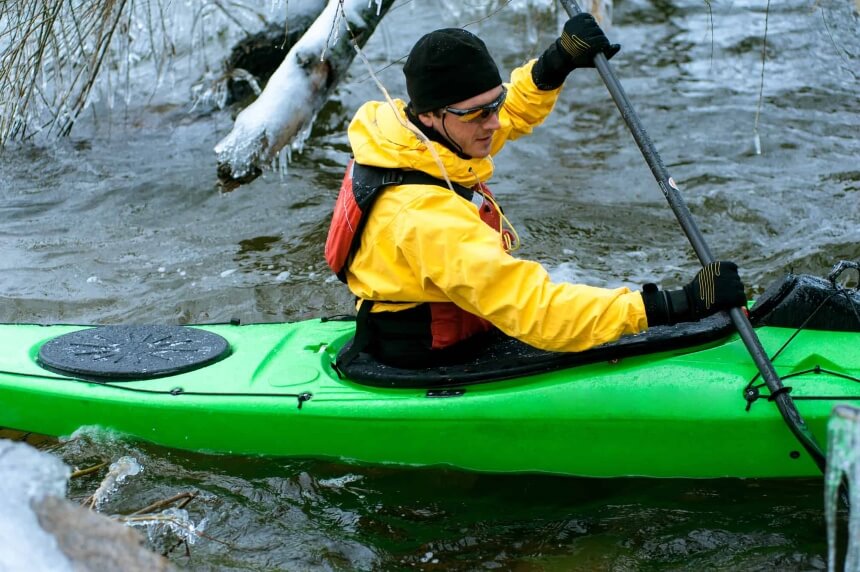 10 Best Pairs of Kayaking Gloves to Protect Your Hands Under Any Weather Conditions